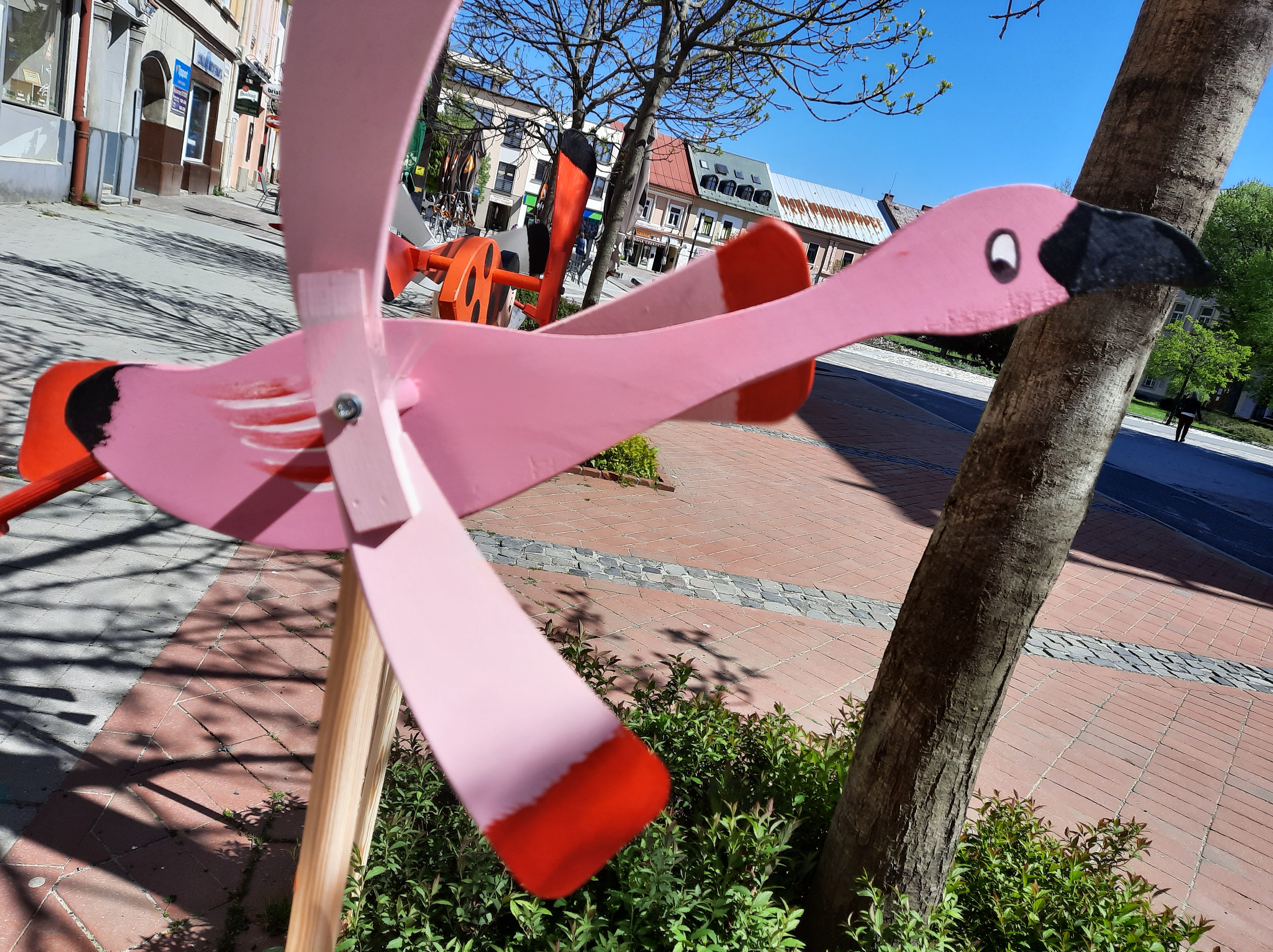 Záhradná vrtuľka- dekorácia papagáj