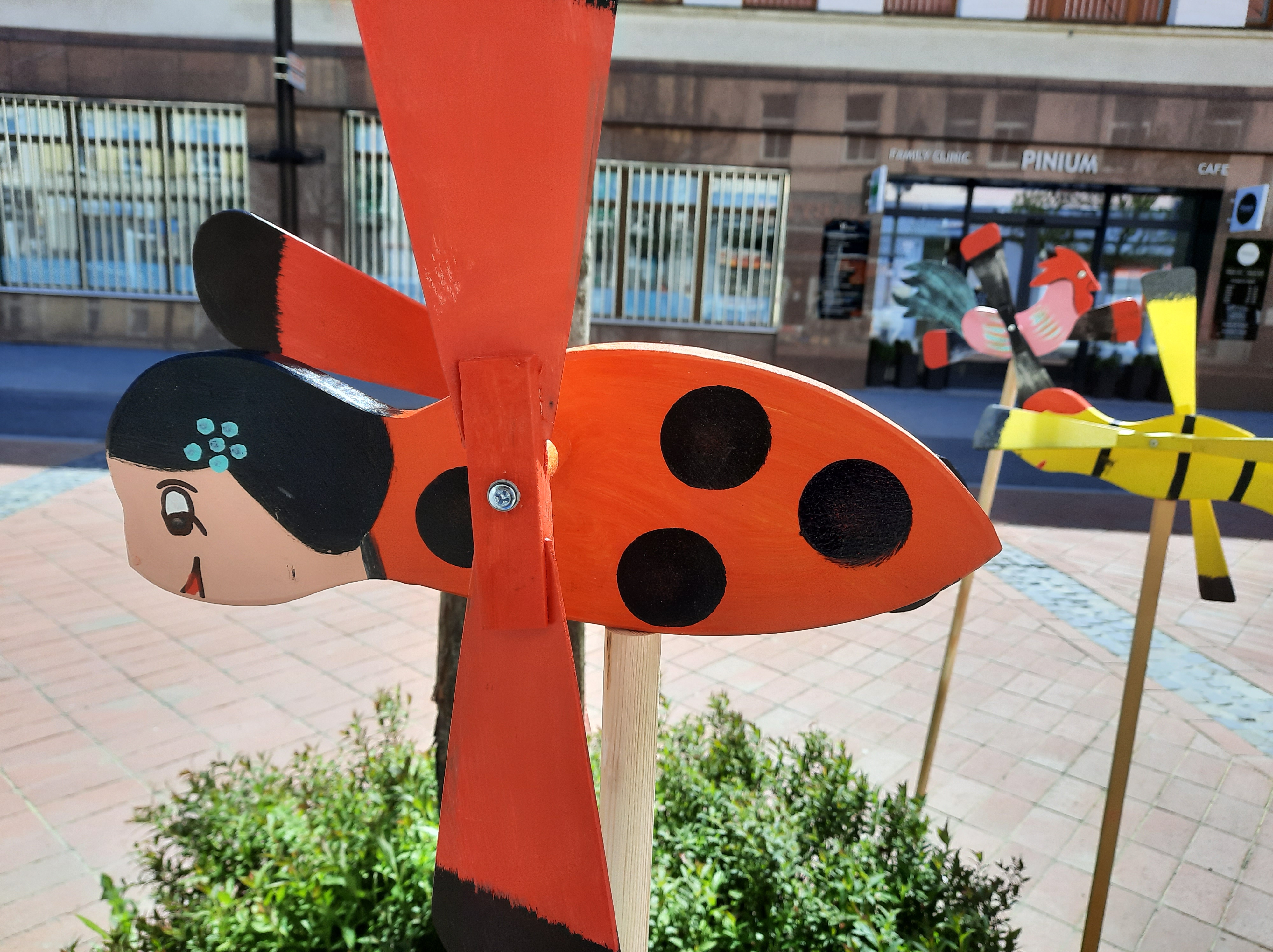 Záhradná vrtuľka- dekorácia papagáj